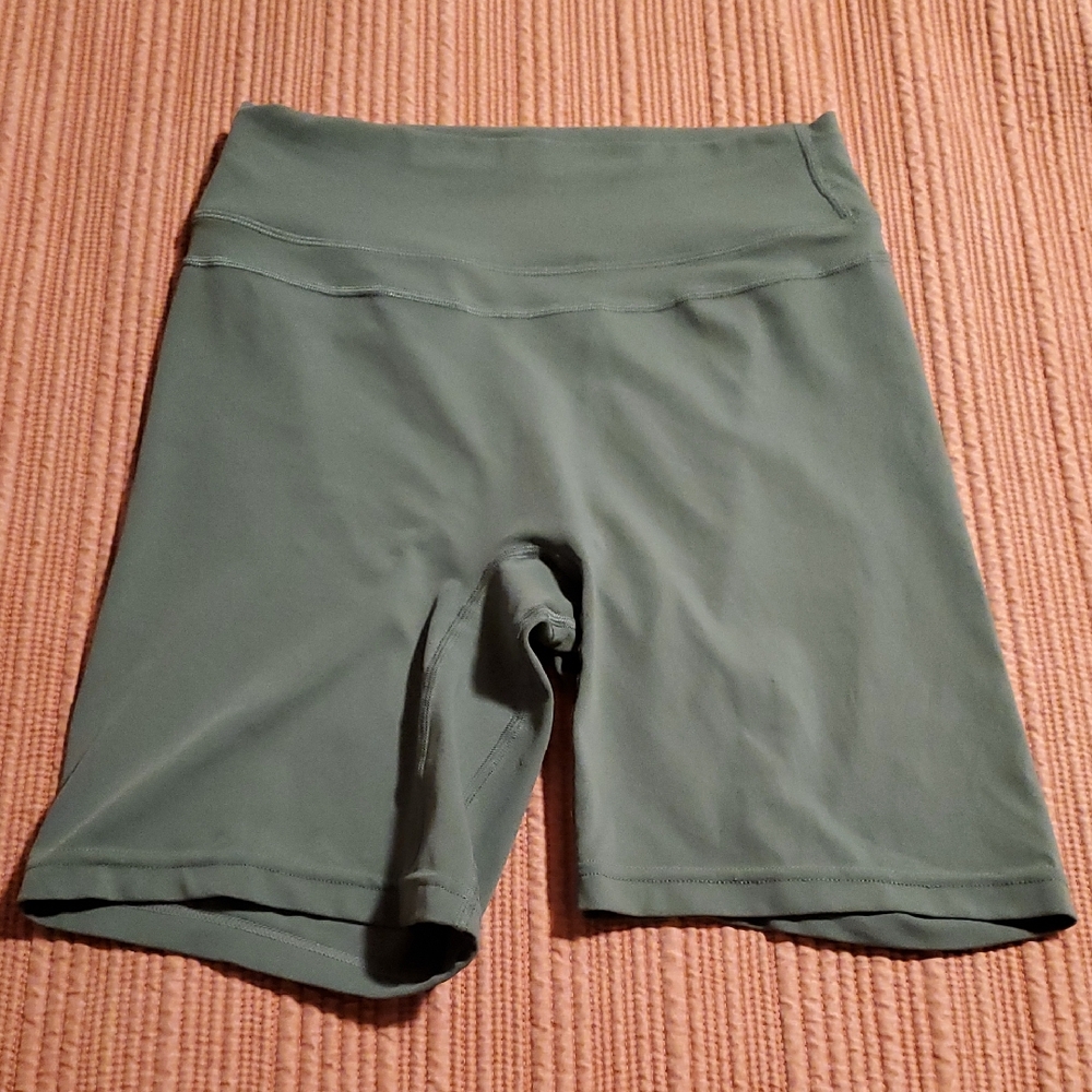 TomTiger Biker/Yoga Shorts in Eucalyptus